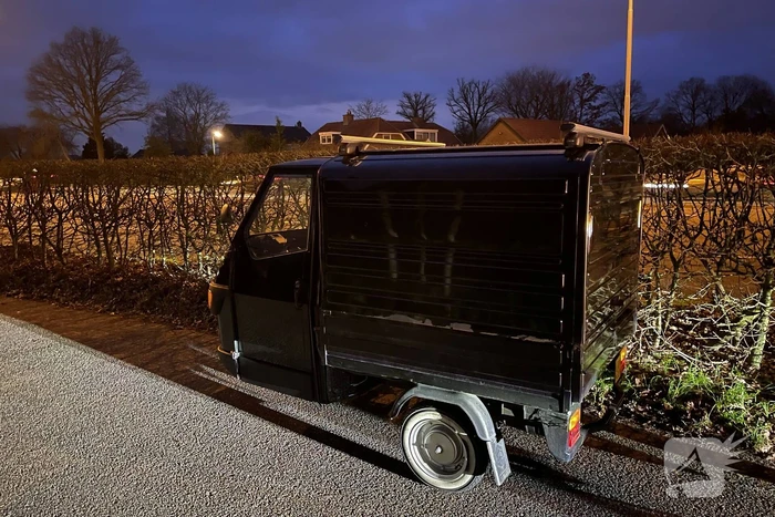 Scooter en TukTuk botsen op parallelbaan