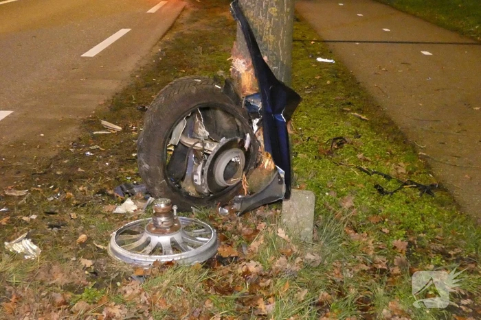 Auto knalt tegen boom en verliest een voorwiel