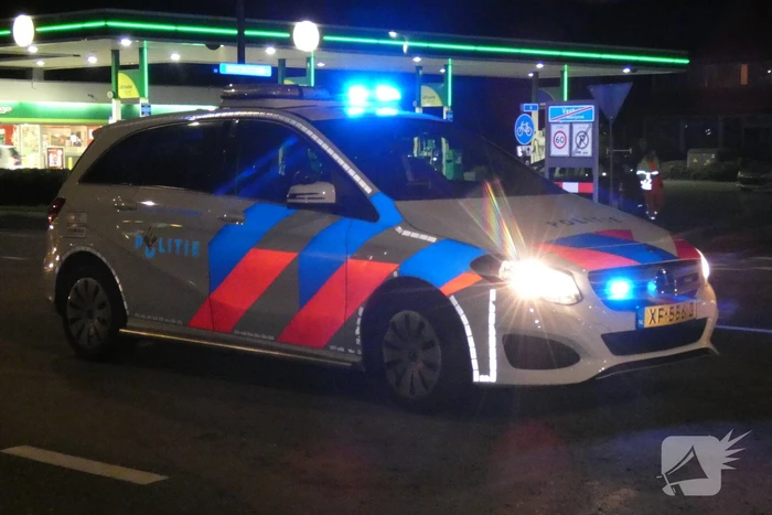 Auto knalt tegen boom en verliest een voorwiel
