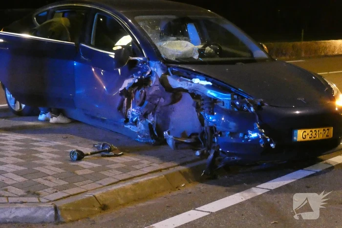 Auto knalt tegen boom en verliest een voorwiel