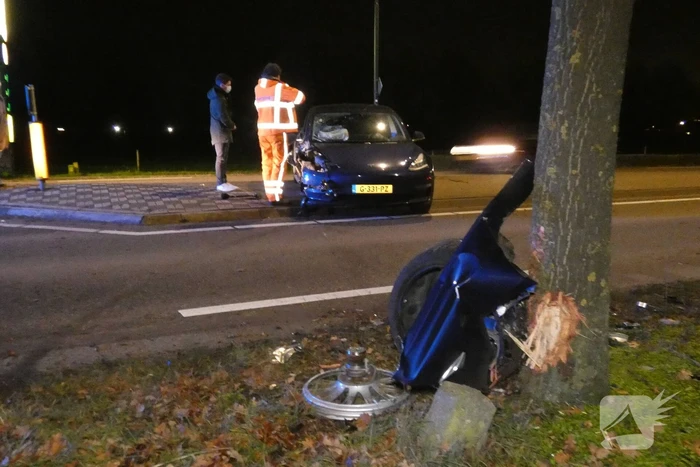 Auto knalt tegen boom en verliest een voorwiel