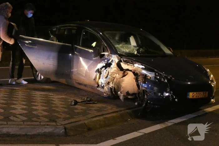 Auto knalt tegen boom en verliest een voorwiel