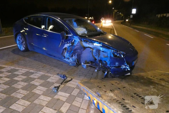 Auto knalt tegen boom en verliest een voorwiel