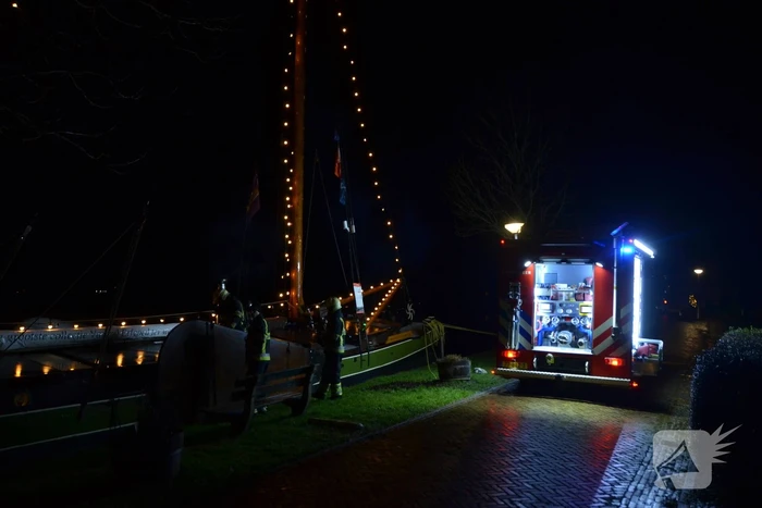 Brandweer doet controle op zeilschip