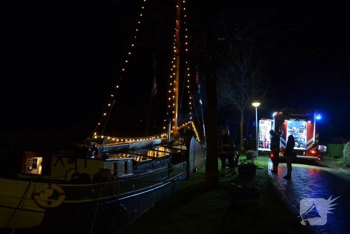 Brandweer doet controle op zeilschip