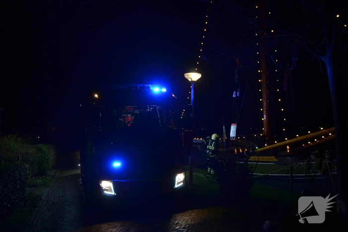 Brandweer doet controle op zeilschip