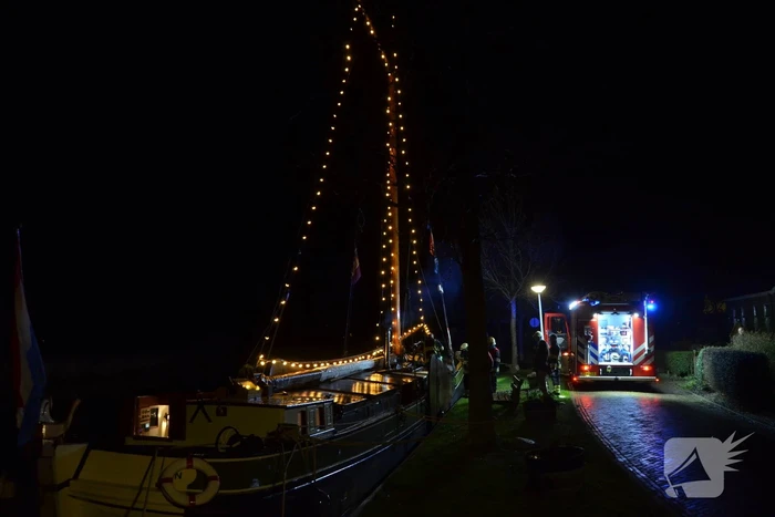 Brandweer doet controle op zeilschip