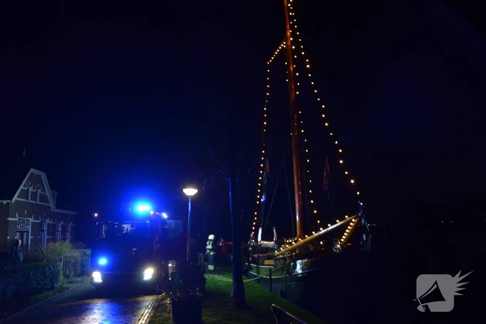 Brandweer doet controle op zeilschip