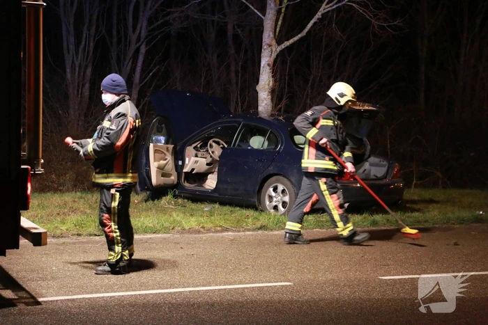 Auto flink beschadigd na aanrijding met boom