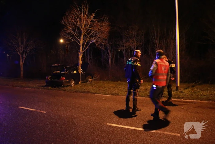 Auto flink beschadigd na aanrijding met boom