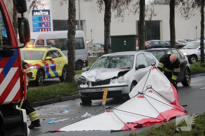 Ernstige aanrijding tussen twee auto's