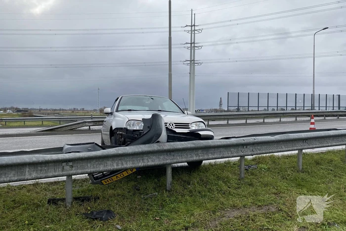 Auto belandt in vangrail