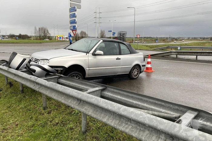 Auto belandt in vangrail
