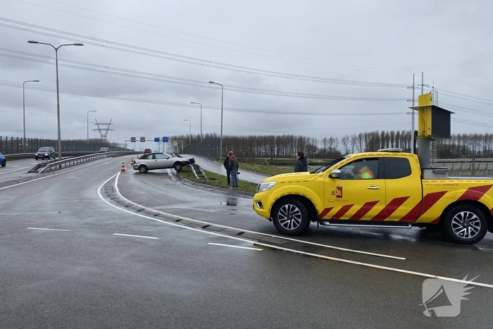 Auto belandt in vangrail