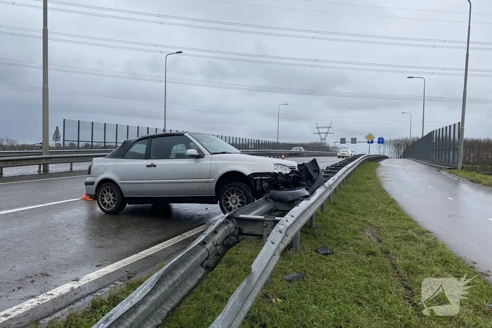 Auto belandt in vangrail