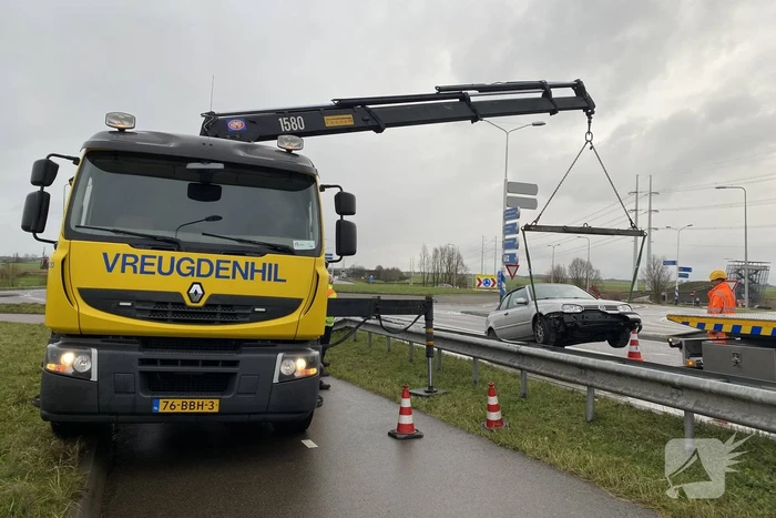 Auto belandt in vangrail