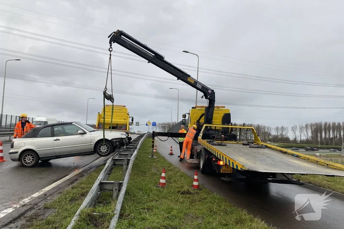 Auto belandt in vangrail