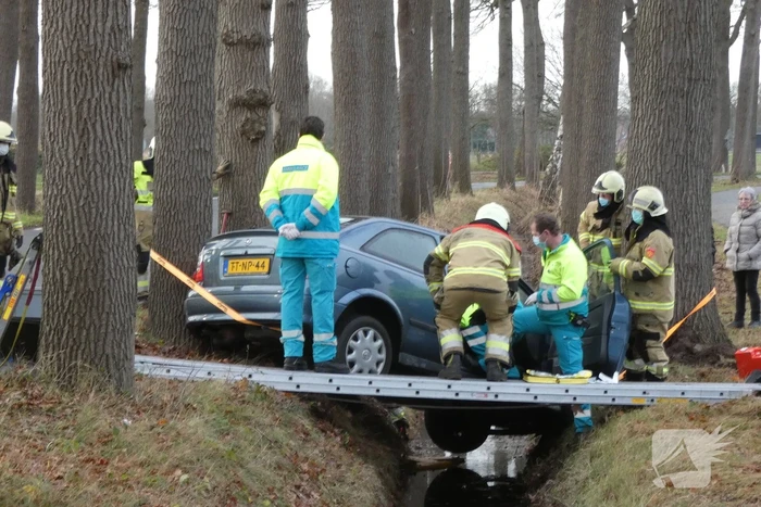 Auto belandt in greppel