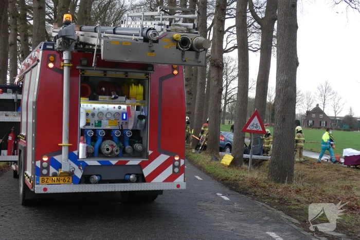 Auto belandt in greppel