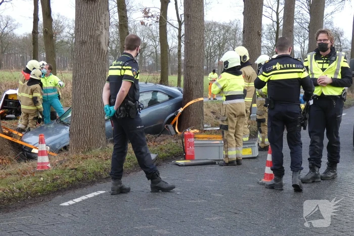 Auto belandt in greppel