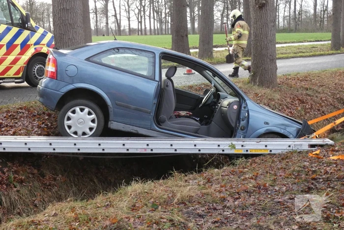 Auto belandt in greppel