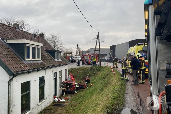 Auto rijdt van dijk en knalt tegen woning