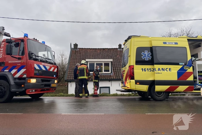 Auto rijdt van dijk en knalt tegen woning