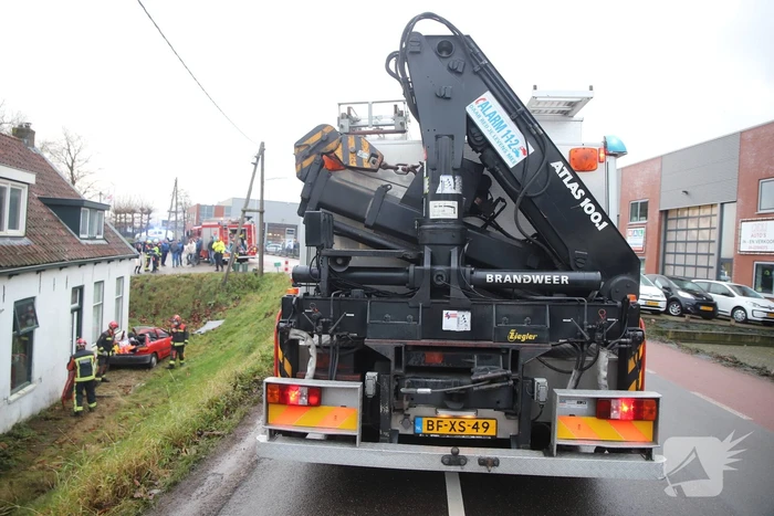 Auto rijdt van dijk en knalt tegen woning