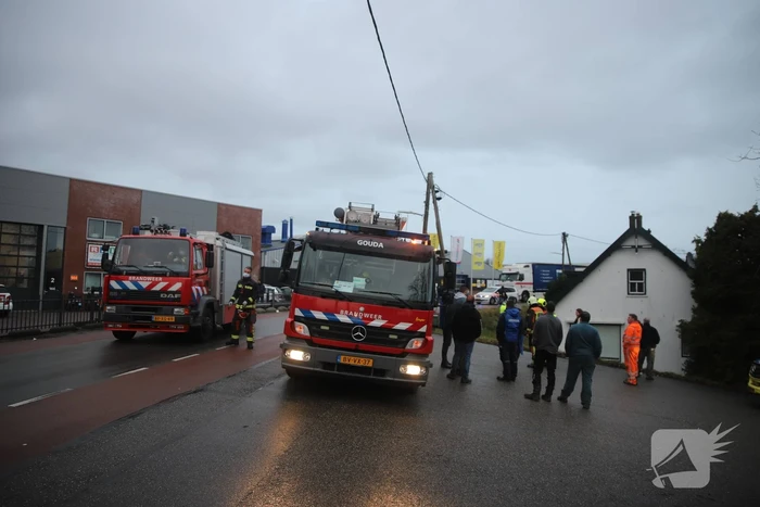 Auto rijdt van dijk en knalt tegen woning