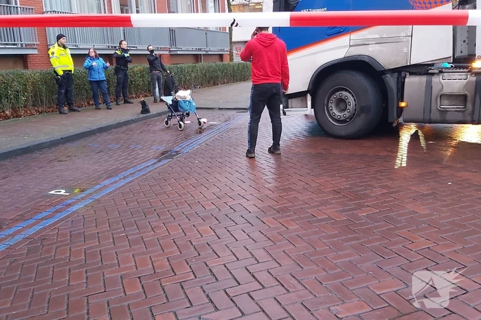 Vrouw gewond bij botsing met vrachtwagen