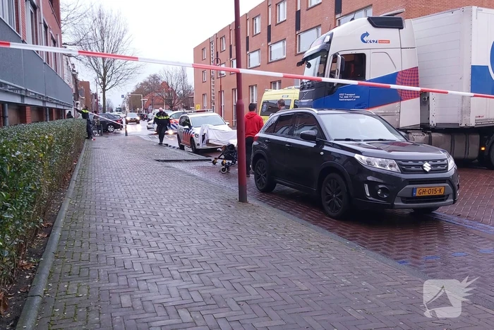 Vrouw gewond bij botsing met vrachtwagen