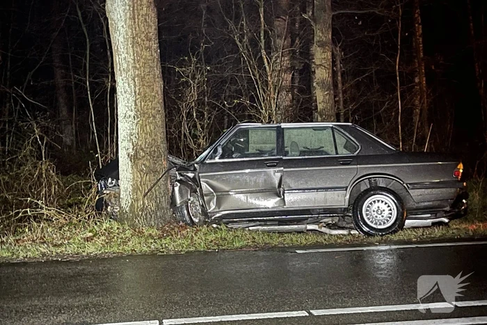 Auto klapt frontaal op boom, bestuurder spoorloos