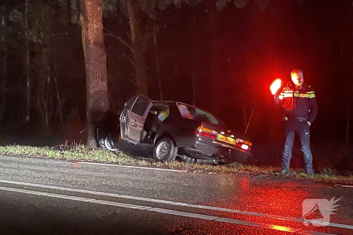 Auto klapt frontaal op boom, bestuurder spoorloos
