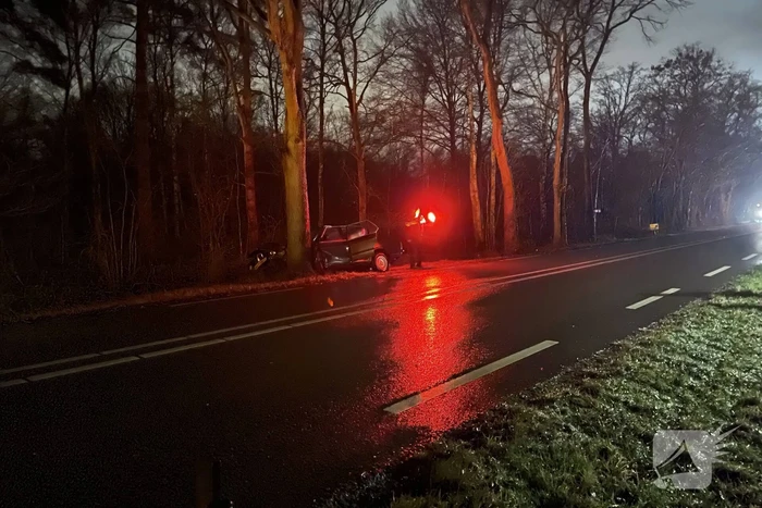 Auto klapt frontaal op boom, bestuurder spoorloos