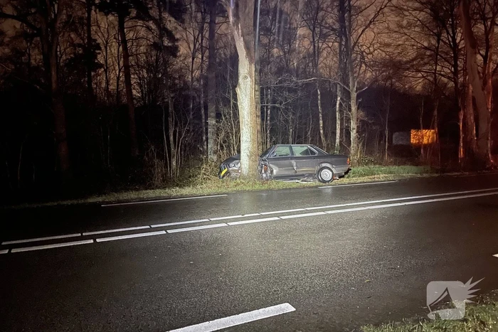 Auto klapt frontaal op boom, bestuurder spoorloos