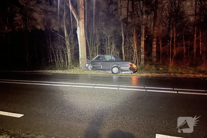 Auto klapt frontaal op boom, bestuurder spoorloos
