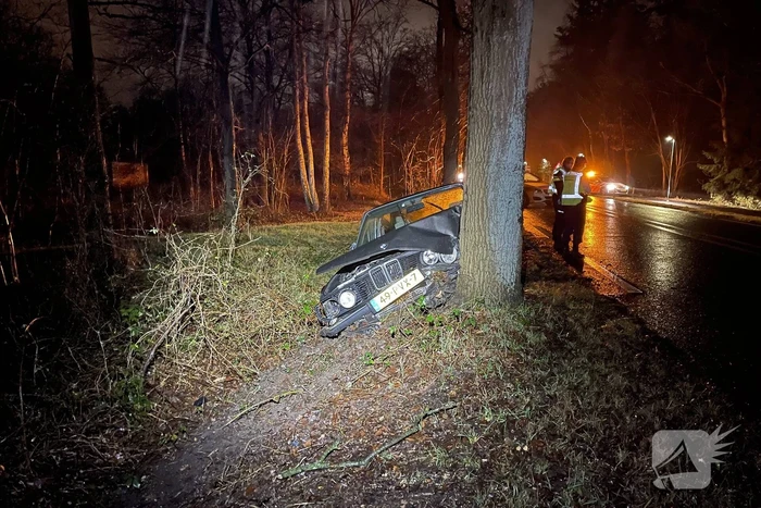 Auto klapt frontaal op boom, bestuurder spoorloos