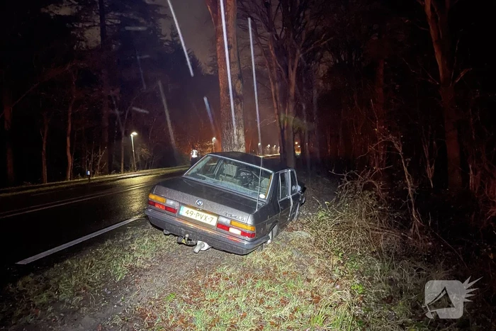 Auto klapt frontaal op boom, bestuurder spoorloos