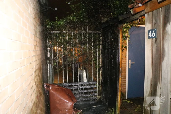Buurbewoners blussen brandende kliko en voorkomen erger