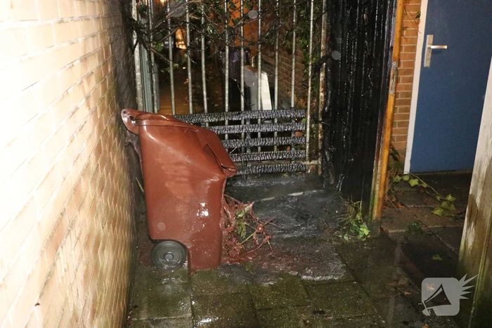 Buurbewoners blussen brandende kliko en voorkomen erger