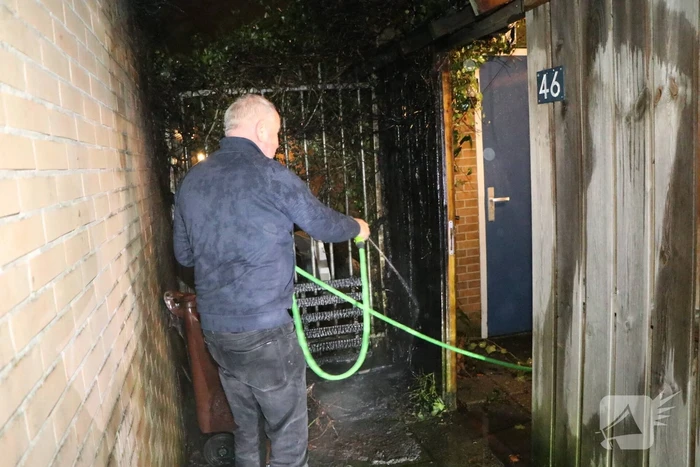 Buurbewoners blussen brandende kliko en voorkomen erger