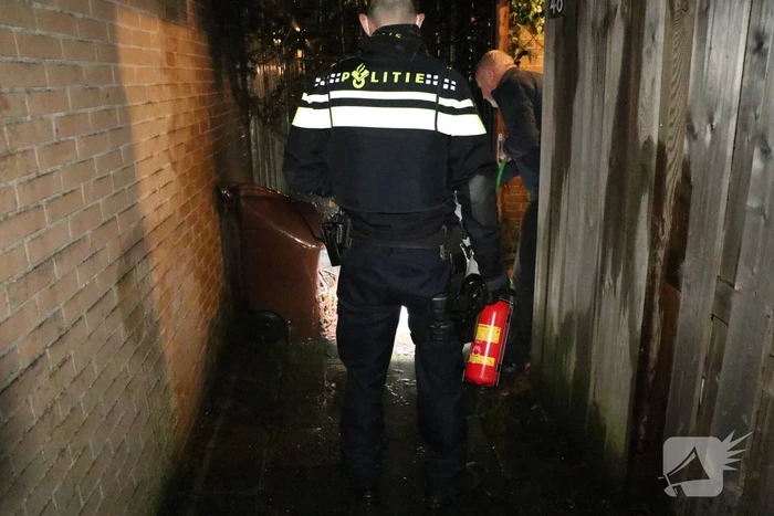 Buurbewoners blussen brandende kliko en voorkomen erger