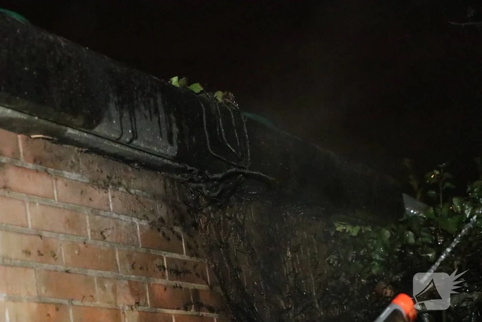 Buurbewoners blussen brandende kliko en voorkomen erger
