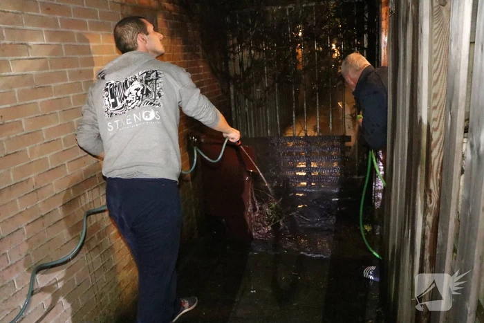 Buurbewoners blussen brandende kliko en voorkomen erger