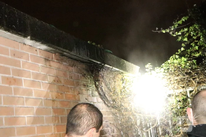 Buurbewoners blussen brandende kliko en voorkomen erger