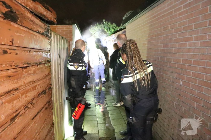 Buurbewoners blussen brandende kliko en voorkomen erger