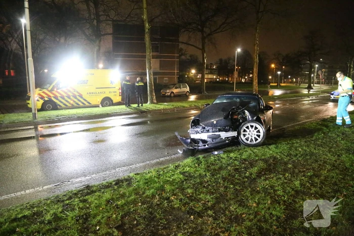Porsche knalt frontaal tegen boom