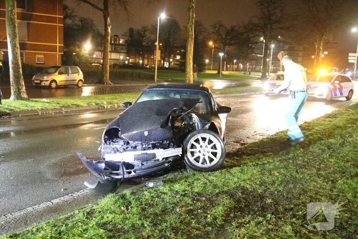 Porsche knalt frontaal tegen boom