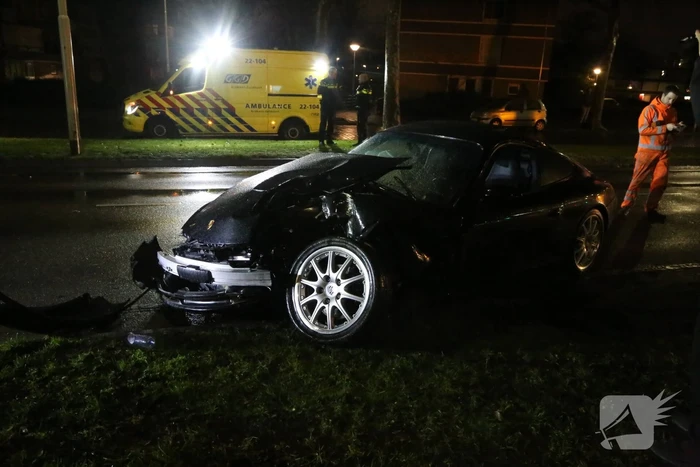 Porsche knalt frontaal tegen boom
