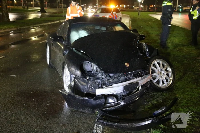Porsche knalt frontaal tegen boom